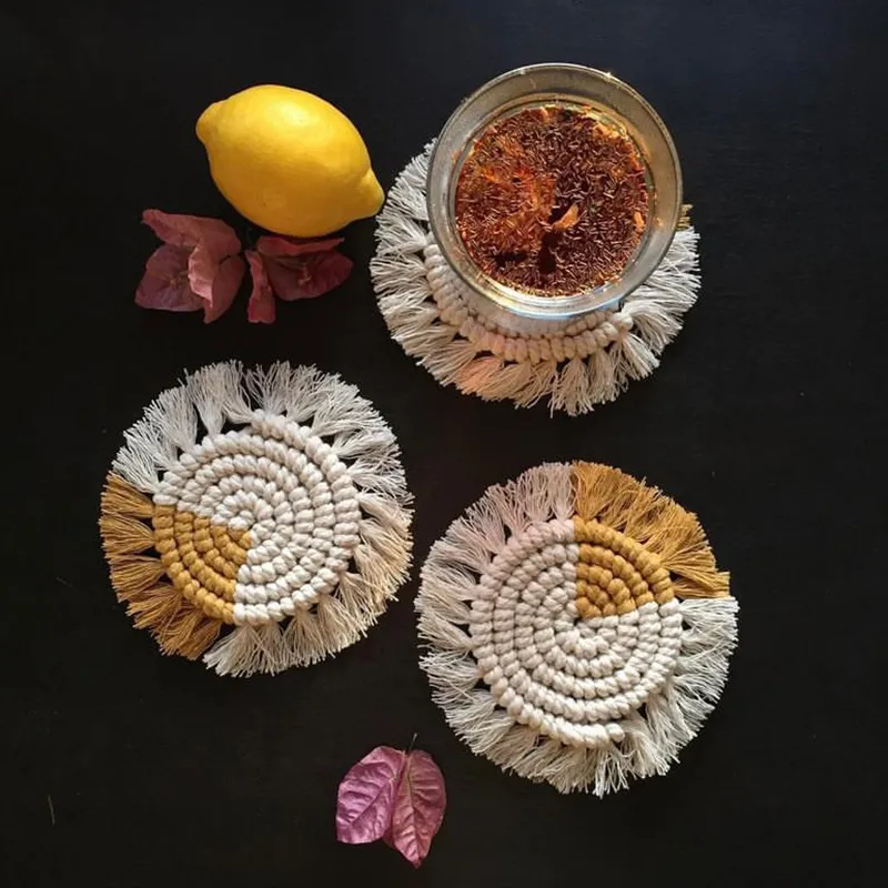 Posavasos de macramé amarillo y blanco