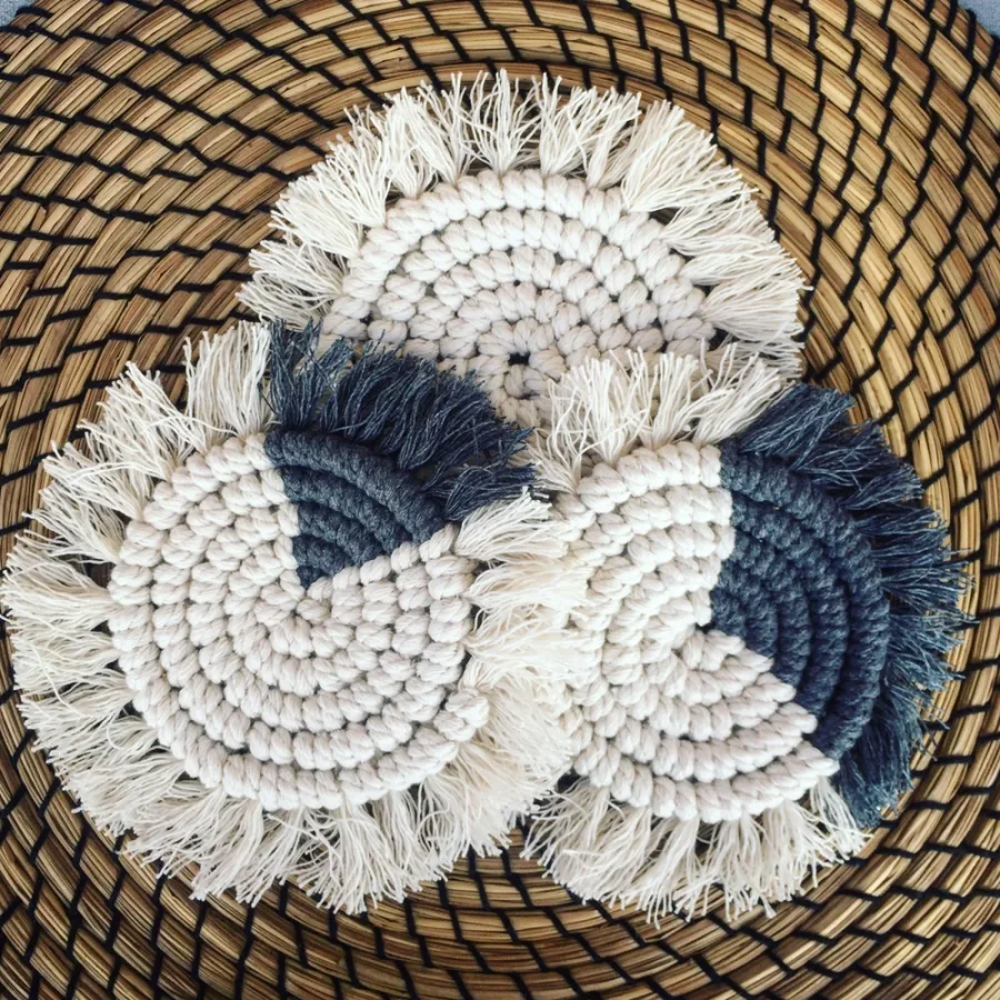 Posavasos de macramé azul y blanco - unidad